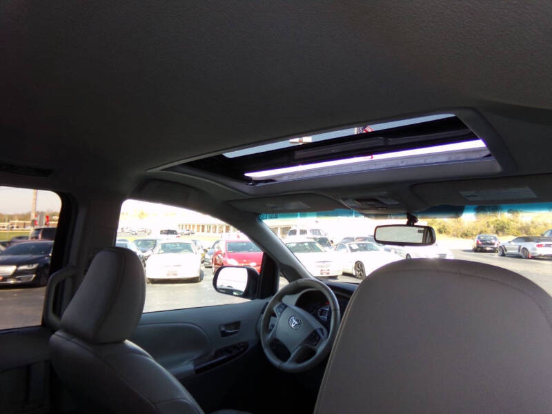 2011 Toyota Sienna XLE 7-Passenger Auto Access Seat