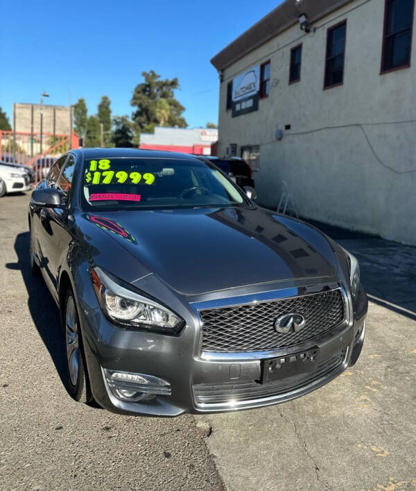 2018 INFINITI Q70 LUXE photo 2