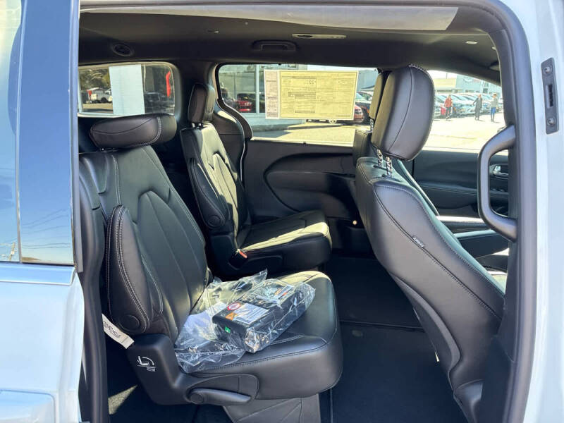 2026 Chrysler Voyager LX