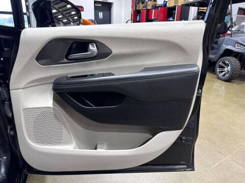 2024 Chrysler Pacifica Plug-In Hybrid Select