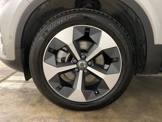 2025 Volvo XC40 B5 Plus Bright Theme