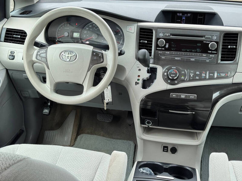 2014 Toyota Sienna LE 8-Passenger
