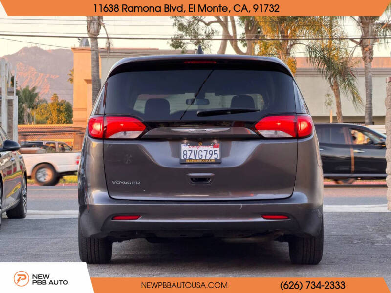 2022 Chrysler Voyager LX