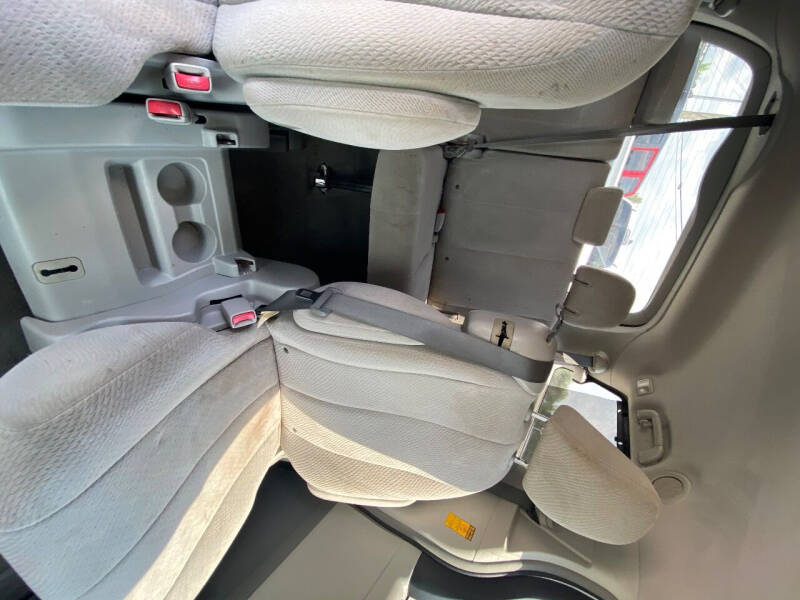 2014 Toyota Sienna null photo 24