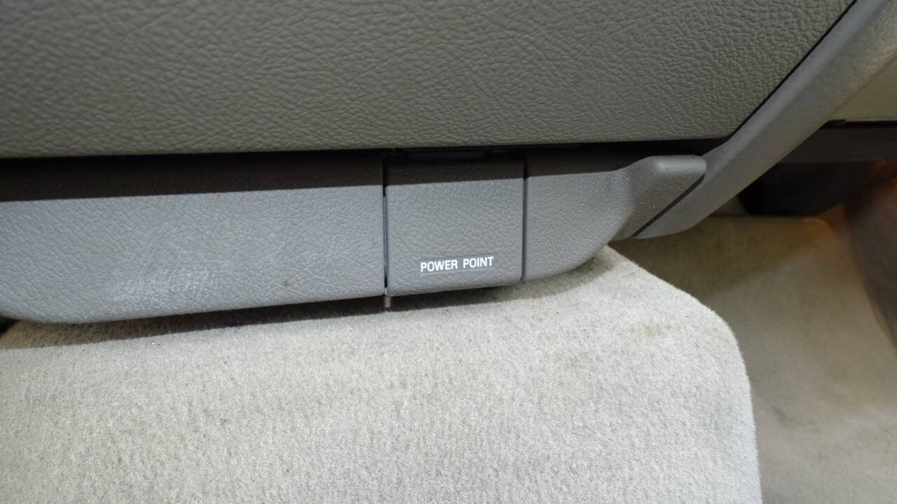 2004 Lincoln Town Car 33