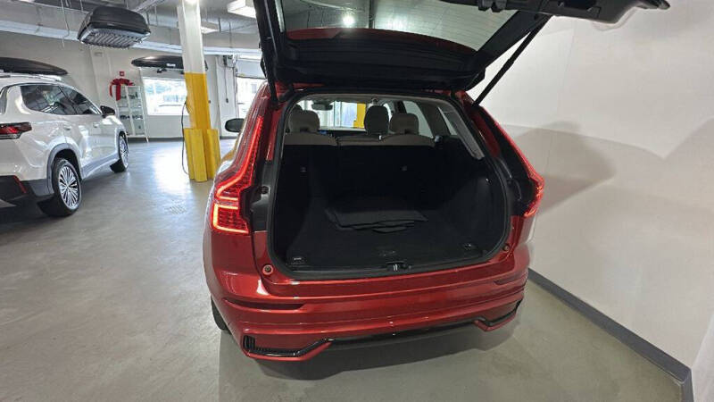 2024 Volvo XC60 B5 Core Dark Theme