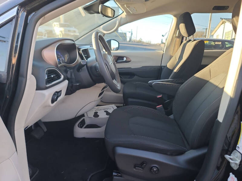 2023 Chrysler Voyager LX