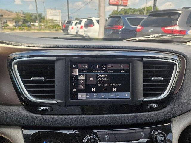 2022 Chrysler Voyager LX