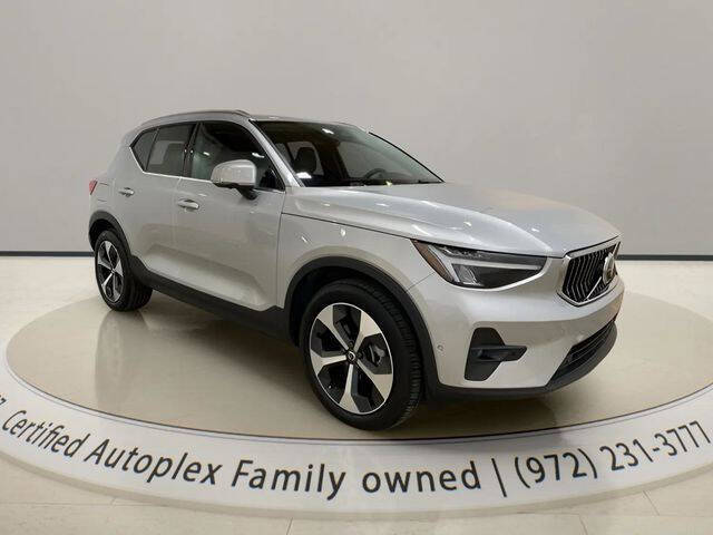 2025 Volvo XC40 B5 Plus Bright Theme