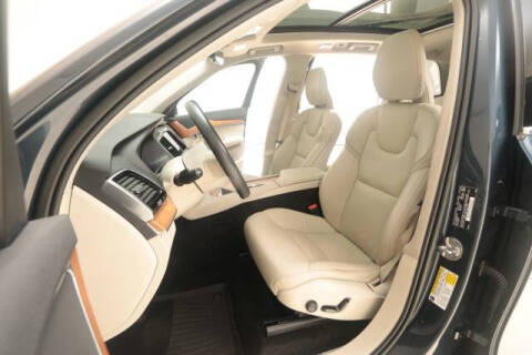 2022 Volvo XC90 T5 Momentum
