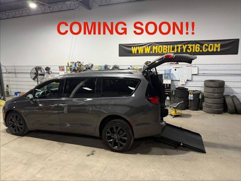 2018 Chrysler Pacifica Touring Plus's photo