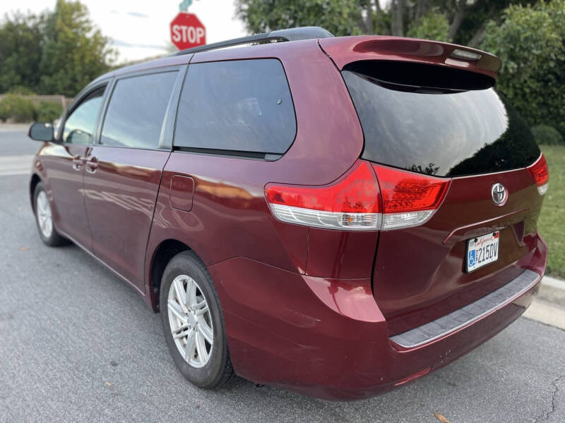 2011 Toyota Sienna LE 7-Passenger Auto Access Seat