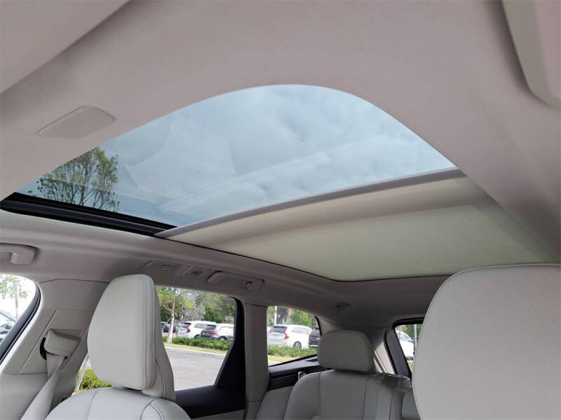 2024 Volvo XC60 B5 Core Dark Theme