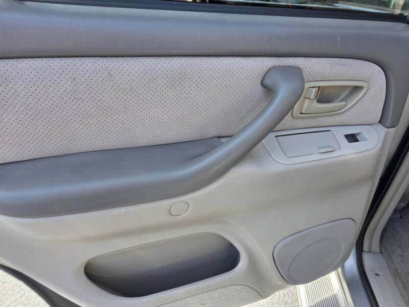 2004 Toyota Sequoia SR5