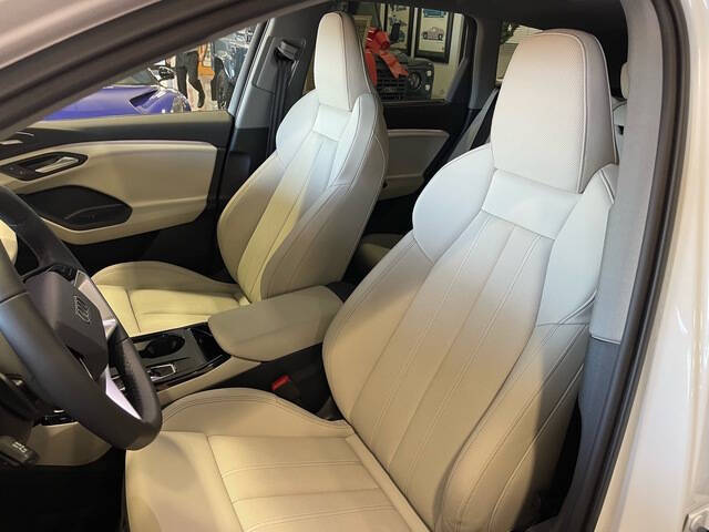 2025 Audi Q6 e-tron quattro Premium Plus