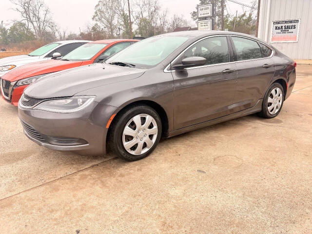 2016 Chrysler 200 LX's photo