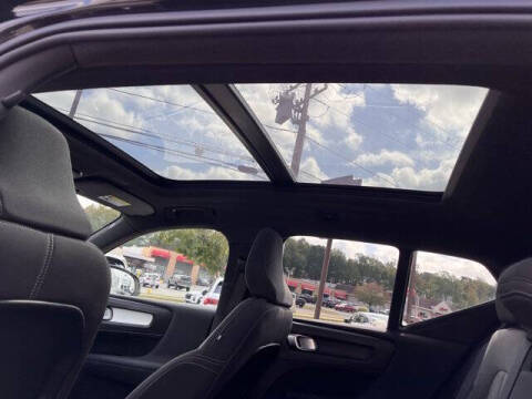 2025 Volvo XC40 B5 Core Bright Theme