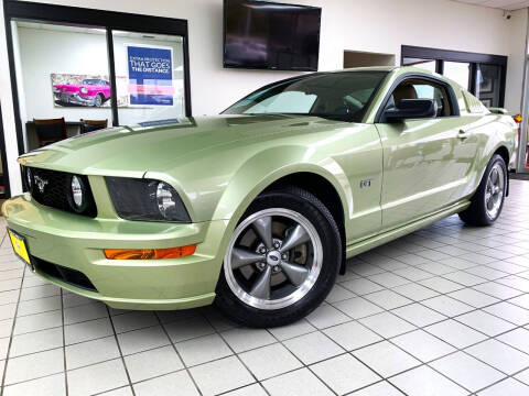 2006 Ford Mustang for sale at SAINT CHARLES MOTORCARS in Saint Charles IL