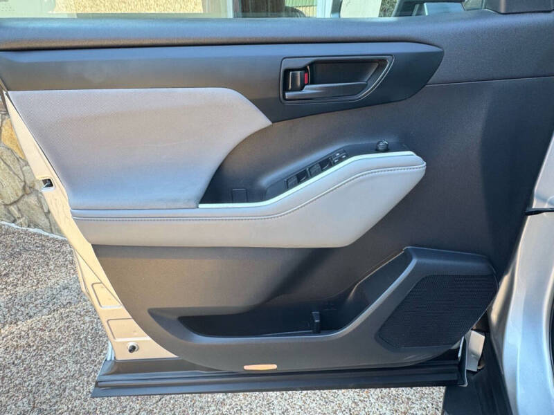 2022 Toyota Highlander LE