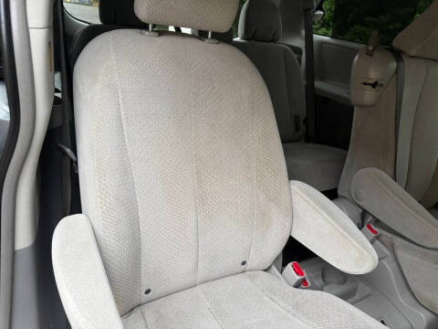 2013 Toyota Sienna LE 8-Passenger