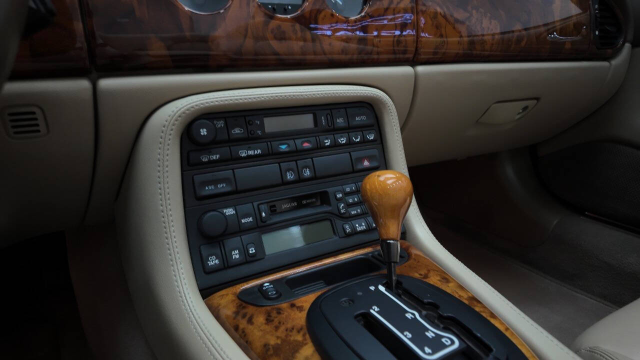1998 Jaguar XK-Series 38