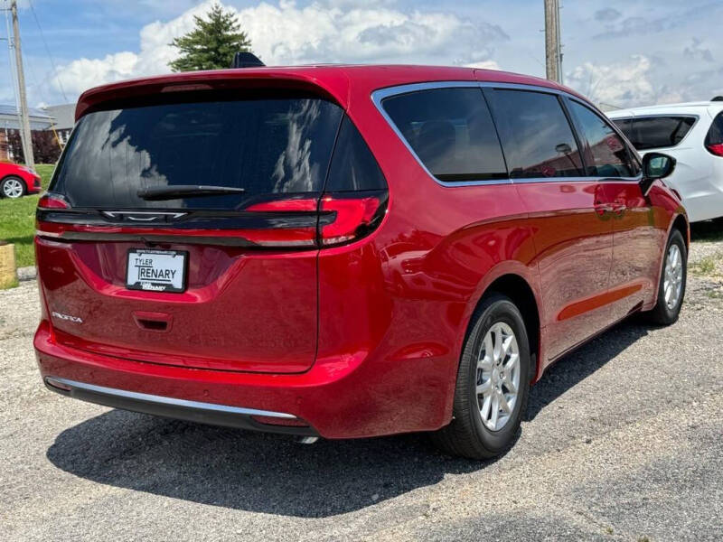 2027 Chrysler Pacifica Select