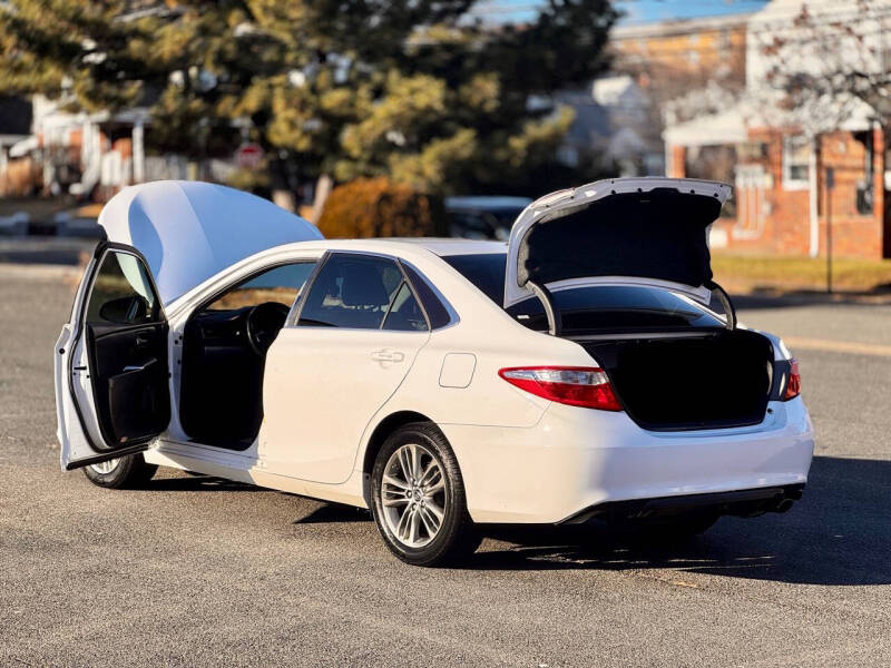 2015 Toyota Camry SE photo 11