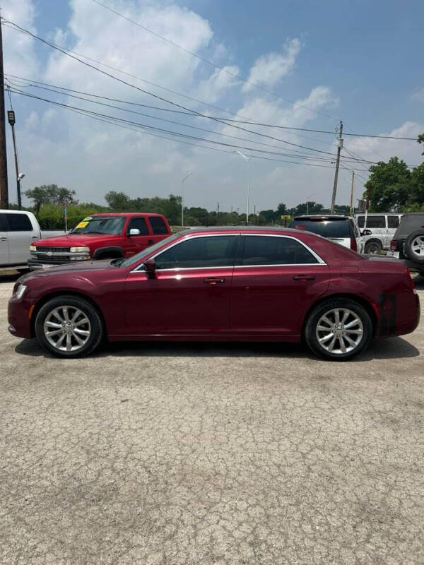 2018 Chrysler 300 Touring photo 2