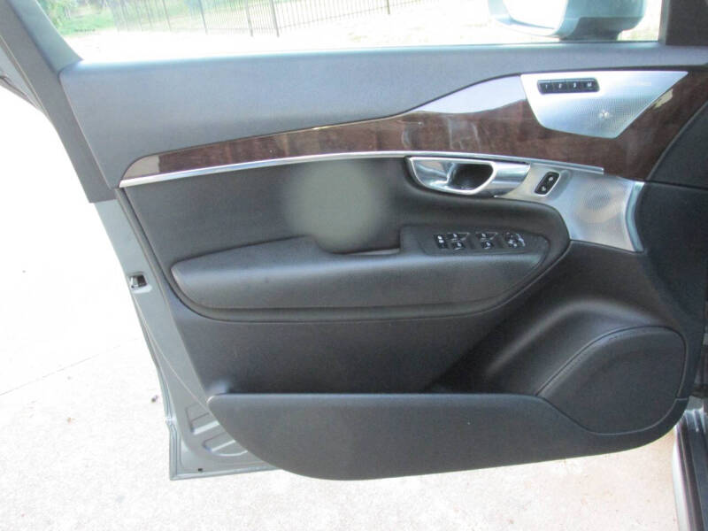 2016 Volvo XC90 T6 Momentum