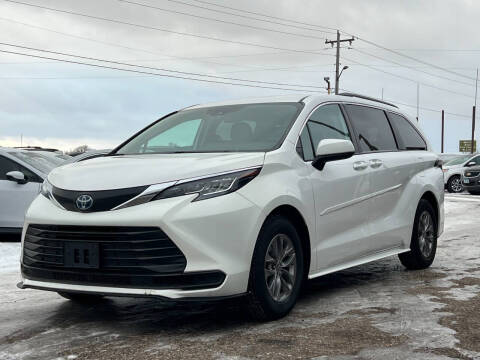 2022 Toyota Sienna for sale at DIRECT AUTO SALES in Loretto MN