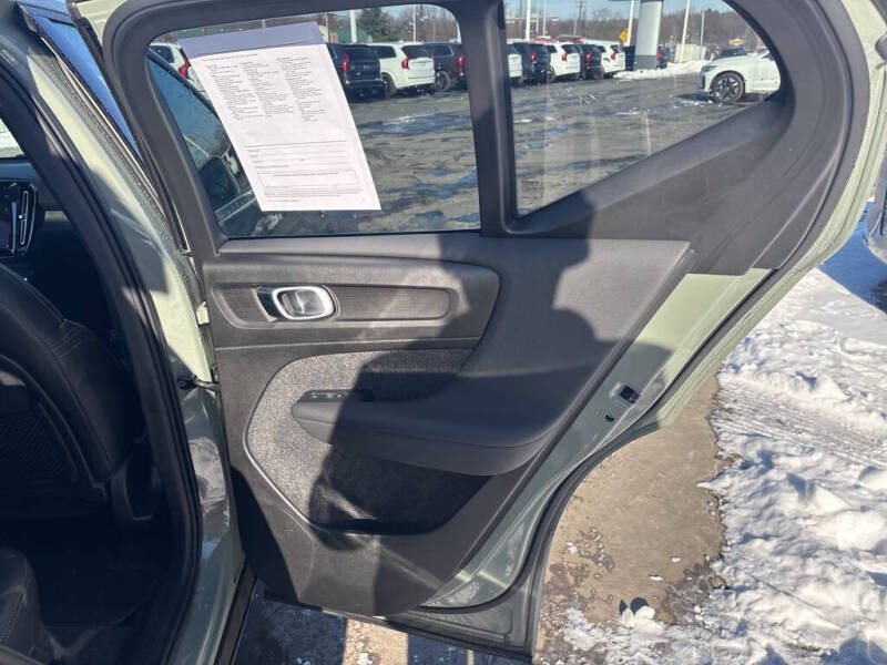 2025 Volvo XC40 B5 Plus Bright Theme