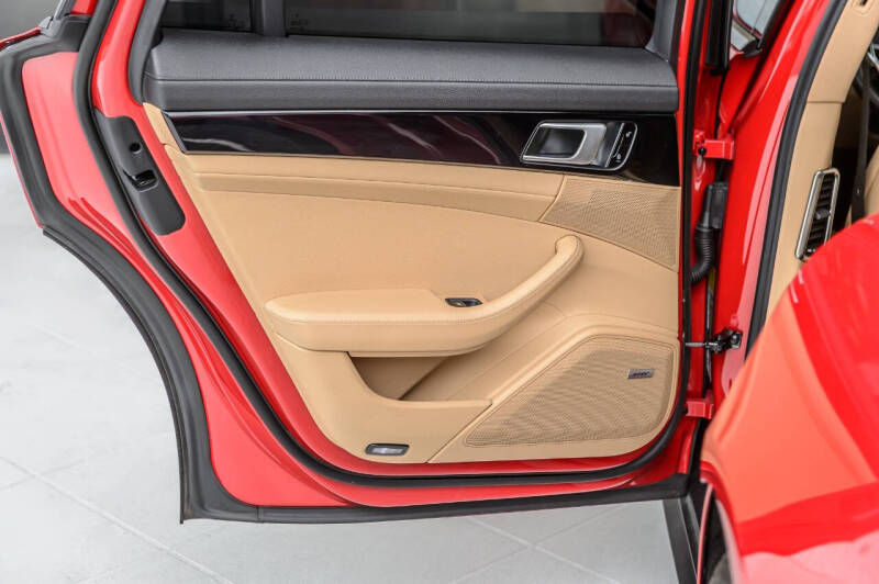 2018 Porsche Panamera 4