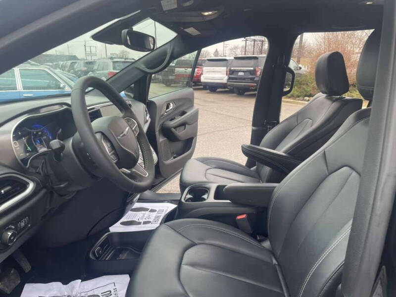 2025 Chrysler Pacifica Select