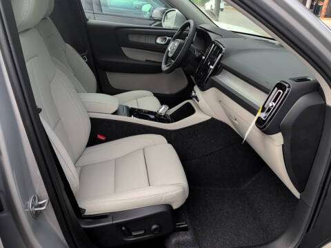 2025 Volvo XC40 B5 Ultra Bright Theme