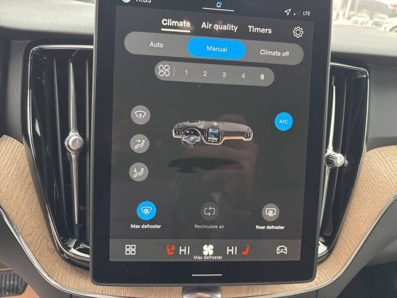 2026 Volvo XC60 B5 Plus