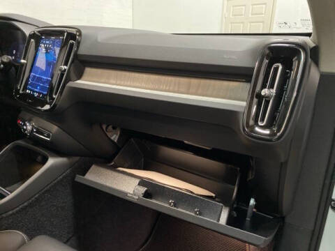 2025 Volvo XC40 B5 Plus Dark Theme