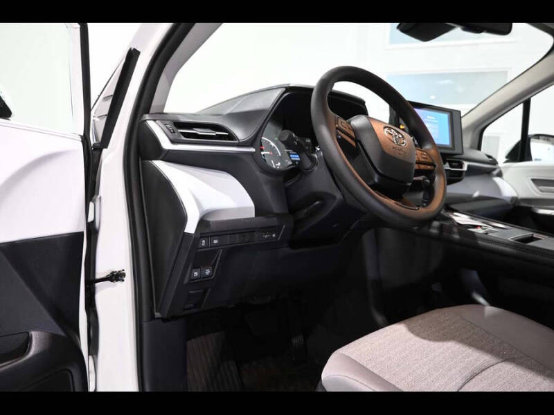 2026 Toyota Sienna LE 8-Passenger