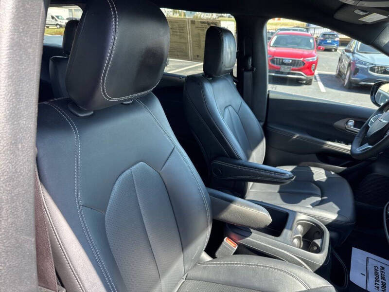 2025 Chrysler Pacifica Select