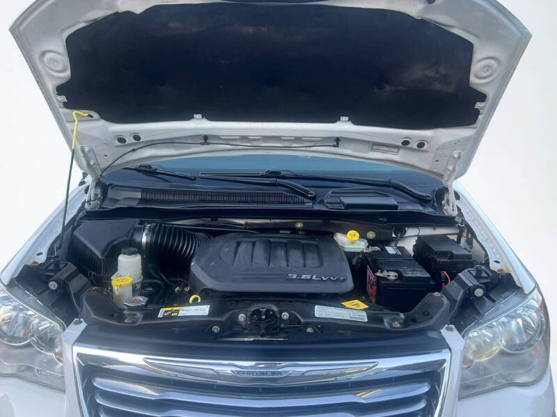 2013 Chrysler Town and Country Touring-L