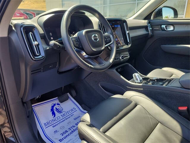 2023 Volvo XC40 B5 Plus Dark Theme