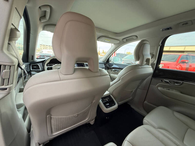 2017 Volvo XC90 T6 Momentum