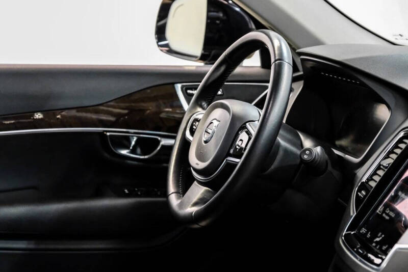 2017 Volvo XC90 T6 Momentum