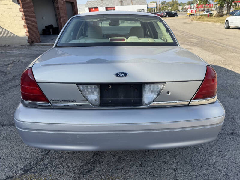 2007 Ford Crown Victoria LX photo 5