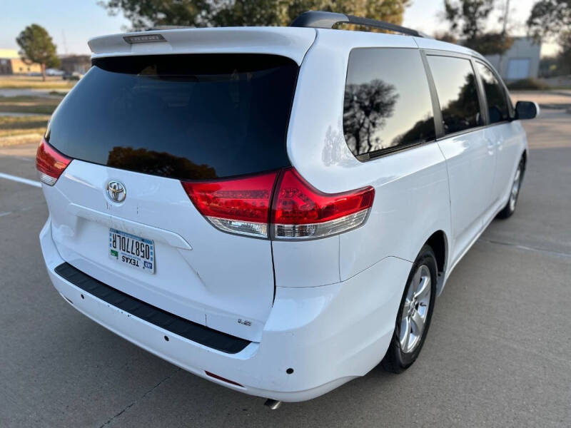 2013 Toyota Sienna LE 8-Passenger