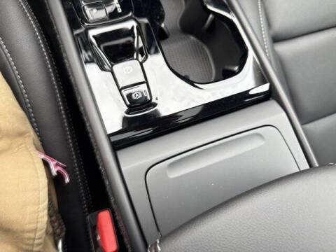 2025 Volvo XC40 B5 Ultra Bright Theme