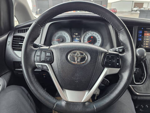 2017 Toyota Sienna SE 8-Passenger