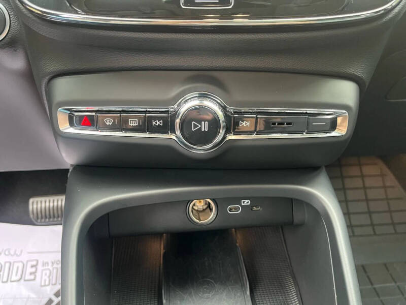 2023 Volvo XC40 B5 Plus Dark Theme