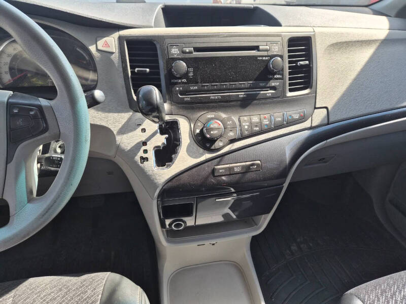 2011 Toyota Sienna SE 8-Passenger