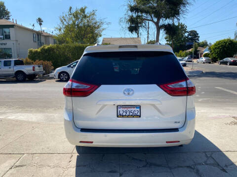 2017 Toyota Sienna XLE Premium 8-Passenger