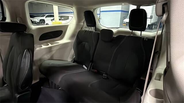 2022 Chrysler Voyager LX